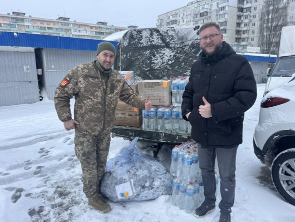 Передача допомоги військовим